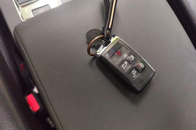 Used Land Rover Discovery 2019 3.0 SC V6 SE Vehicle Key