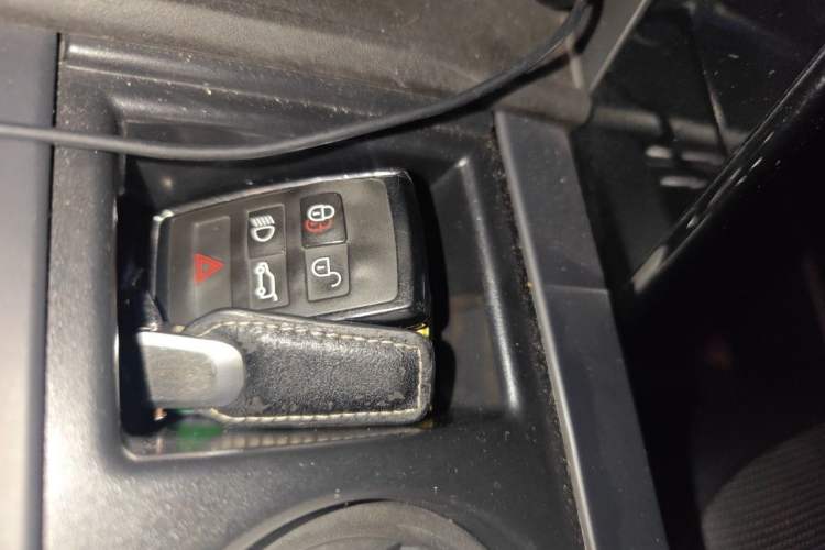 Used Land Rover Discovery 2019 3.0 SC V6 SE Vehicle Key