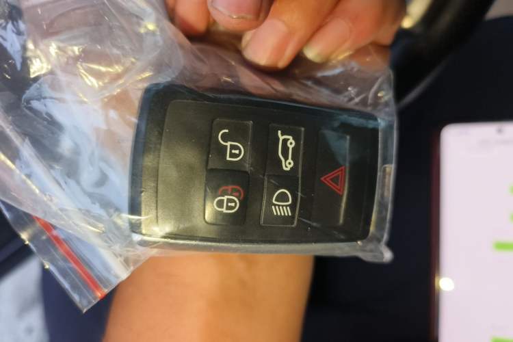 Used Land Rover Discovery 2019 3.0 SC V6 SE Vehicle Key