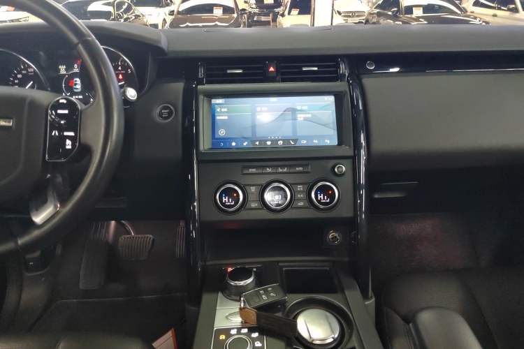 Used Land Rover Discovery 2019 3.0 SC V6 SE Audio And AC Panel