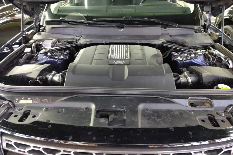 Used Land Rover Discovery 2019 3.0 SC V6 SE Engine Bay
