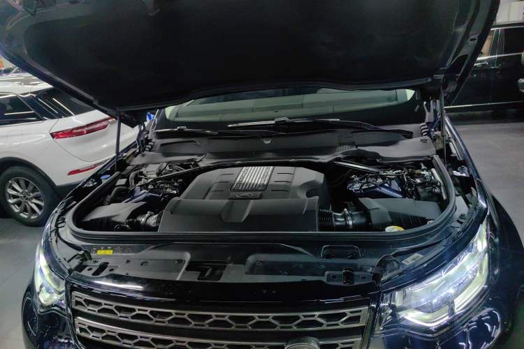 Used Land Rover Discovery 2019 3.0 SC V6 SE Engine Bay