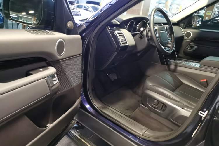 Used Land Rover Discovery 2019 3.0 SC V6 SE Interior 2