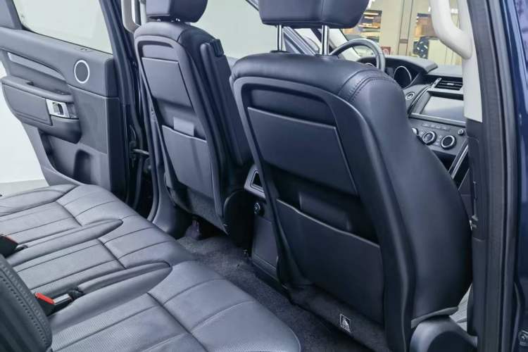 Used Land Rover Discovery 2019 3.0 SC V6 SE Interior 2