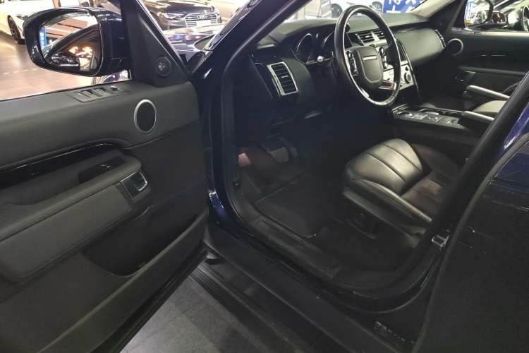 Used Land Rover Discovery 2019 3.0 SC V6 SE Interior 3
