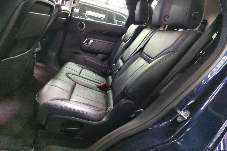 Used Land Rover Discovery 2019 3.0 SC V6 SE Interior 4