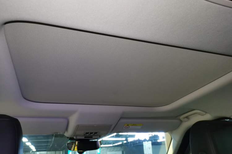 Used Land Rover Discovery 2019 3.0 SC V6 SE Interior 5