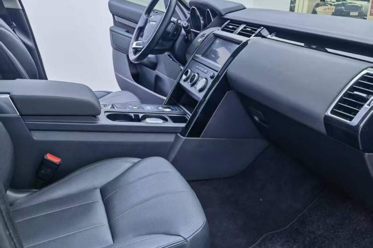 Used Land Rover Discovery 2019 3.0 SC V6 SE Interior 5
