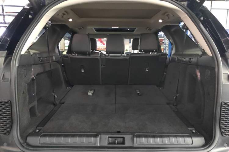 Used Land Rover Discovery 2019 3.0 SC V6 SE Trunk