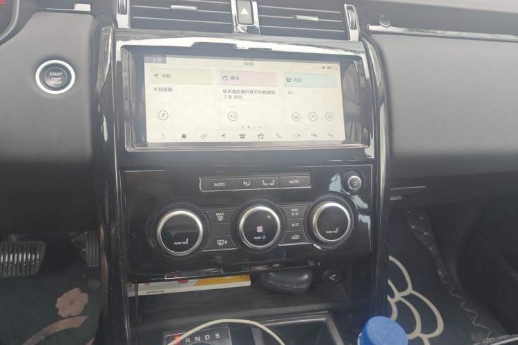 Used Land Rover Discovery 2019 3.0 SC V6 SE Audio And AC Panel