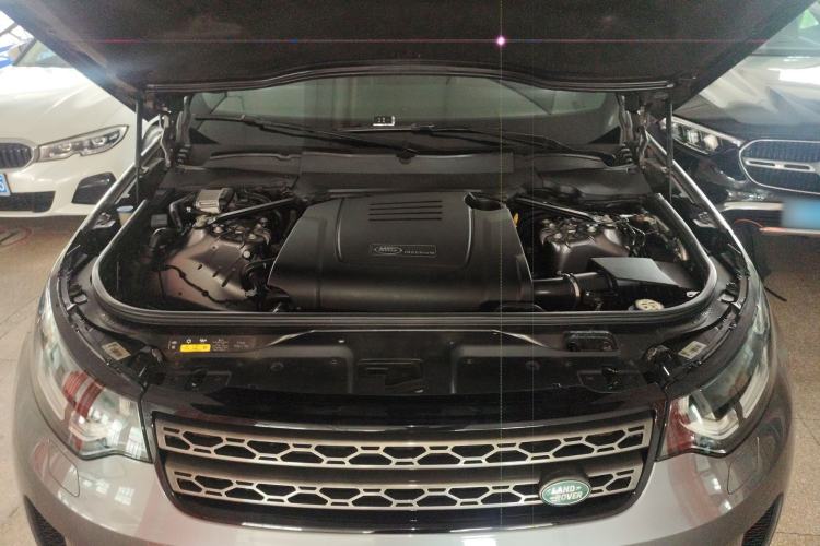 Used Land Rover Discovery 2019 2.0T SE Engine Bay