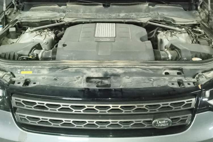 Used Land Rover Discovery 2019 3.0 SC V6 SE Engine Bay