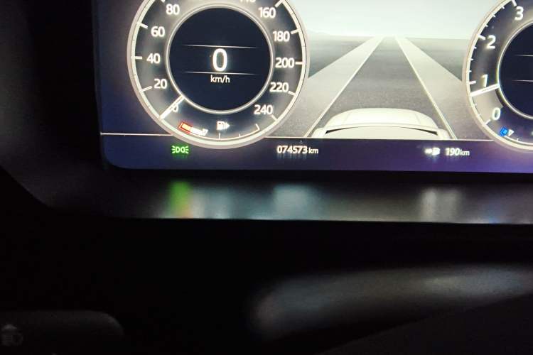 Used Land Rover Discovery 2019 3.0 SC V6 SE Odometer Close Up