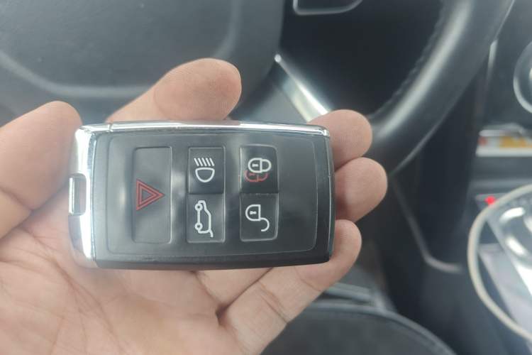 Used Land Rover Discovery 2019 3.0 SC V6 SE Vehicle Key