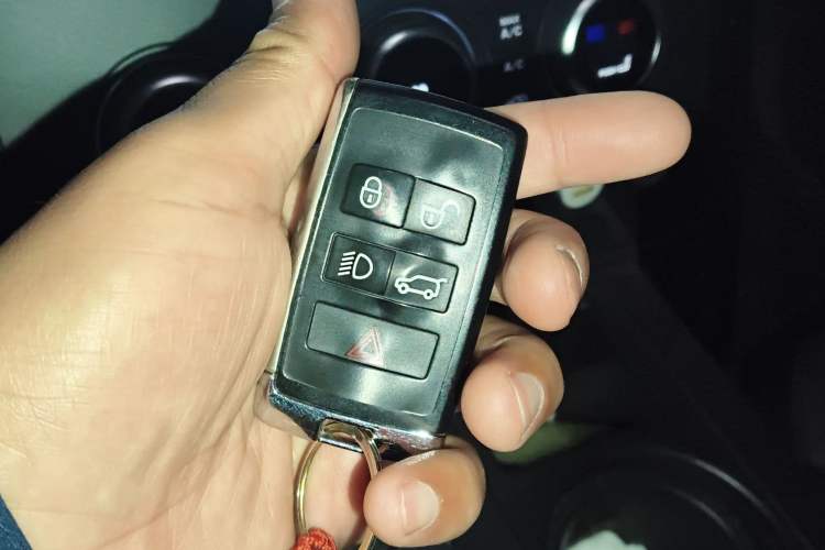 Used Land Rover Discovery 2019 3.0 SC V6 SE Vehicle Key