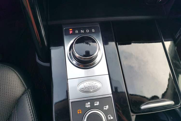 Used Land Rover Discovery 2019 3.0 SC V6 SE Gear Lever