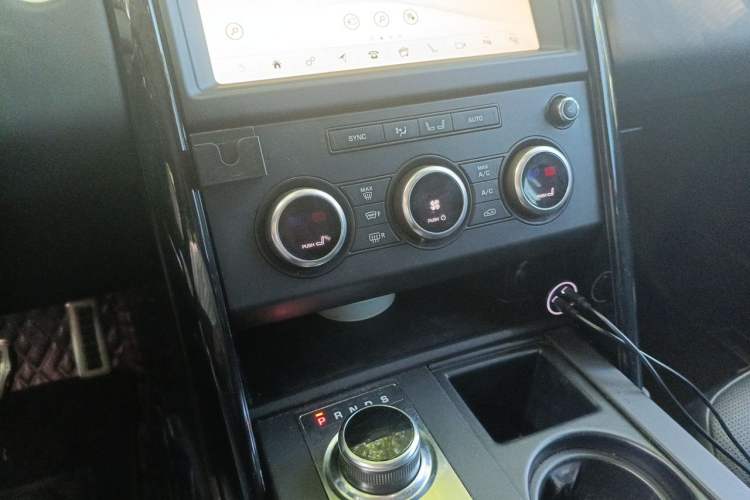 Used Land Rover Discovery 2019 3.0 SC V6 SE Audio And AC Panel