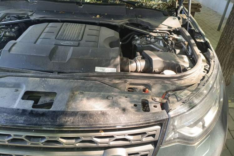 Used Land Rover Discovery 2019 3.0 SC V6 SE Engine Bay Left