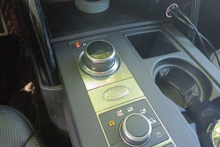 Used Land Rover Discovery 2019 3.0 SC V6 SE Gear Lever