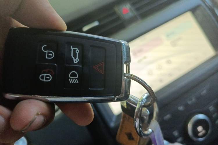 Used Land Rover Discovery 2019 3.0 SC V6 SE Vehicle Key
