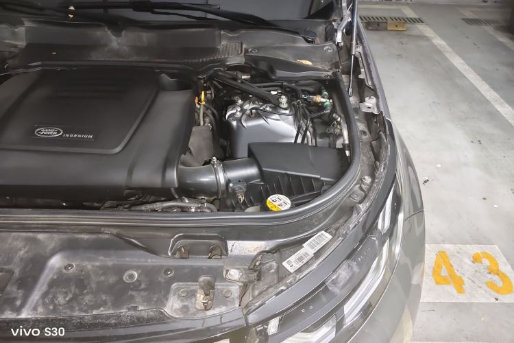 Used Land Rover Discovery 2019 2.0T SE Engine Bay Left