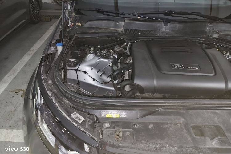 Used Land Rover Discovery 2019 2.0T SE Engine Bay Right