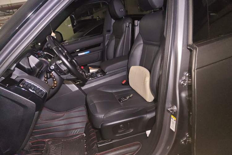 Used Land Rover Discovery 2019 2.0T SE Left Front Seat