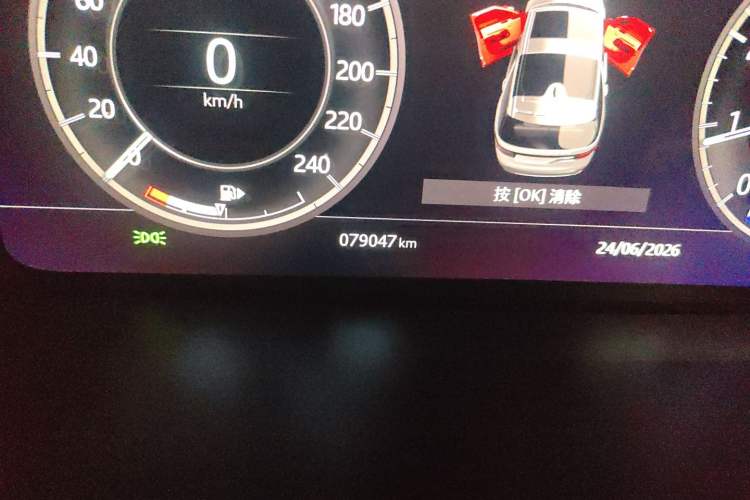 Used Land Rover Discovery 2019 2.0T SE Odometer Close Up