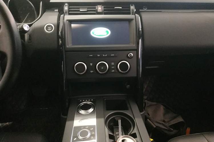 Used Land Rover Discovery 2019 3.0 SC V6 SE Audio And AC Panel