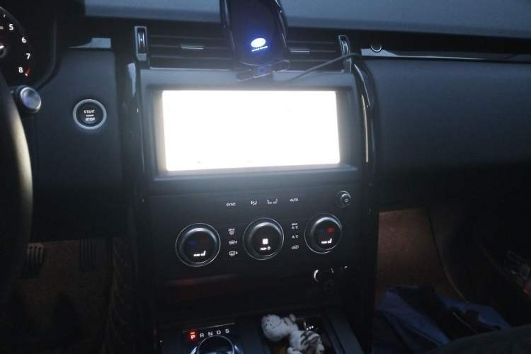 Used Land Rover Discovery 2019 3.0 SC V6 SE Audio And AC Panel
