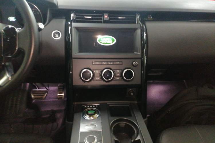 Used Land Rover Discovery 2019 3.0 SC V6 SE Audio And AC Panel