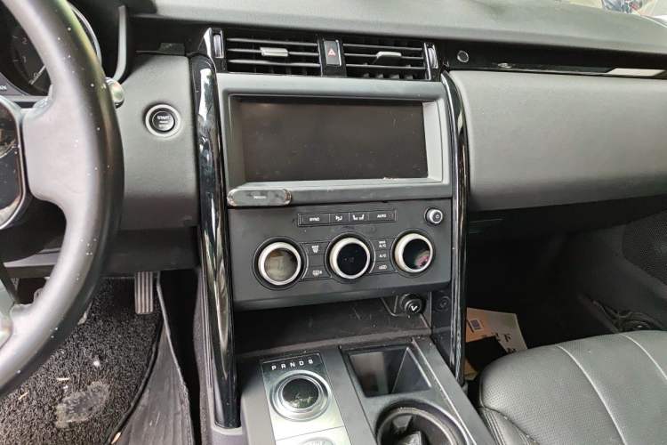 Used Land Rover Discovery 2019 3.0 SC V6 SE Audio And AC Panel