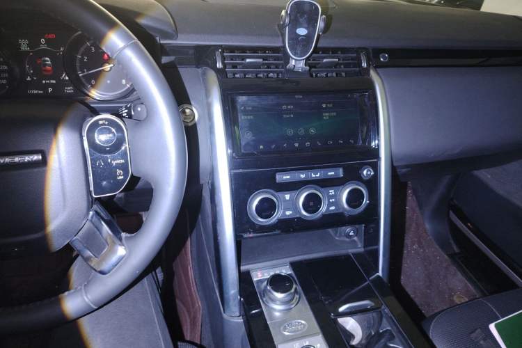 Used Land Rover Discovery 2019 3.0 SC V6 SE Audio And AC Panel