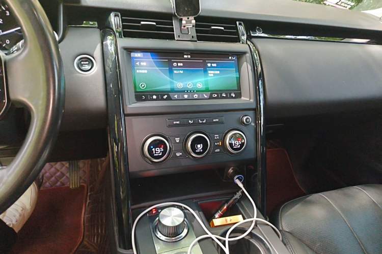 Used Land Rover Discovery 2019 2.0T SE Audio And AC Panel