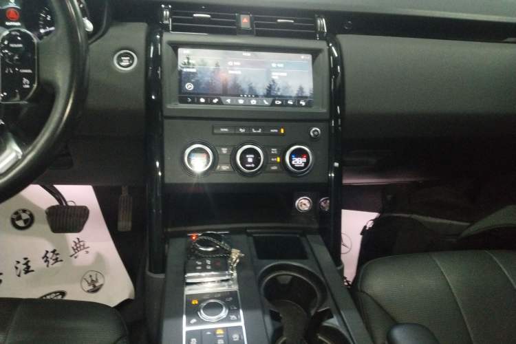 Used Land Rover Discovery 2019 3.0 SC V6 SE Audio And AC Panel
