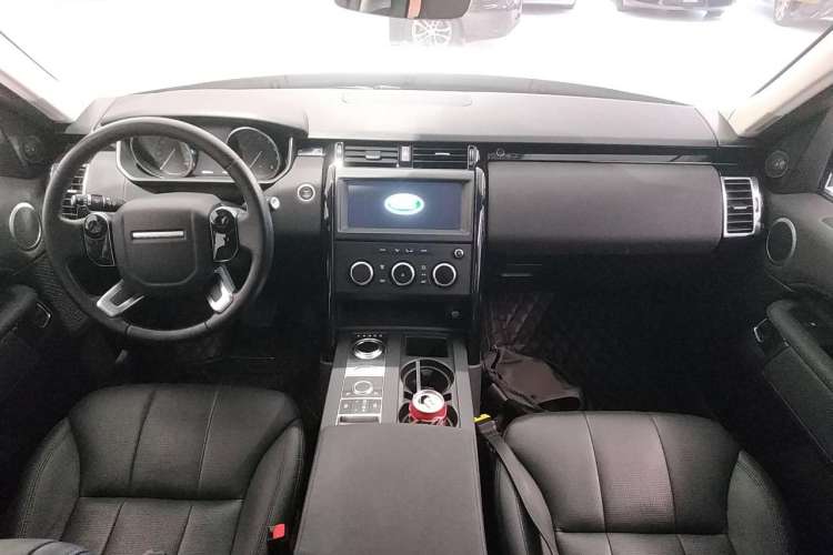 Used Land Rover Discovery 2019 3.0 SC V6 SE Center Console