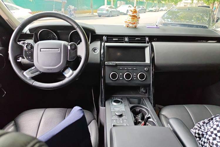 Used Land Rover Discovery 2019 3.0 SC V6 SE Center Console