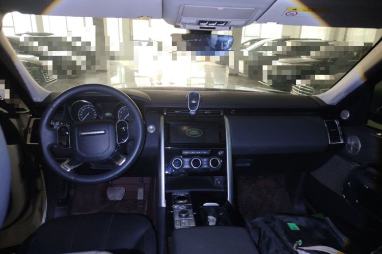 Used Land Rover Discovery 2019 3.0 SC V6 SE Center Console