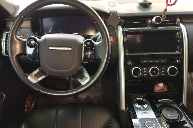 Used Land Rover Discovery 2019 3.0 SC V6 HSE Center Console