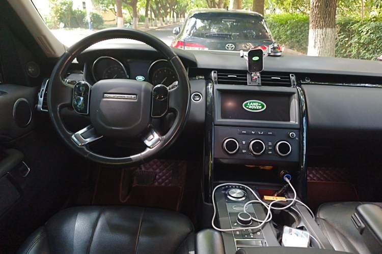 Used Land Rover Discovery 2019 2.0T SE Center Console