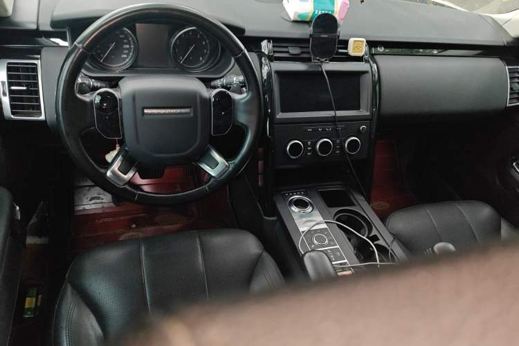 Used Land Rover Discovery 2019 3.0 SC V6 SE Center Console