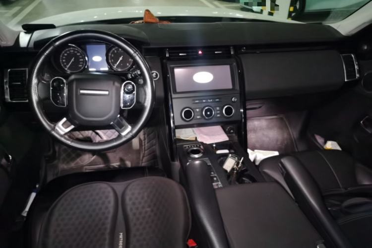 Used Land Rover Discovery 2019 3.0 SC V6 SE Center Console