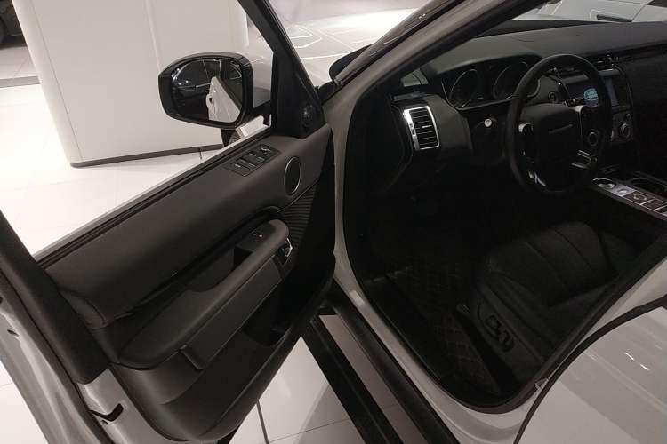 Used Land Rover Discovery 2019 3.0 SC V6 SE Driver Seat