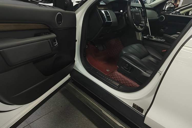 Used Land Rover Discovery 2019 3.0 SC V6 HSE Driver Seat