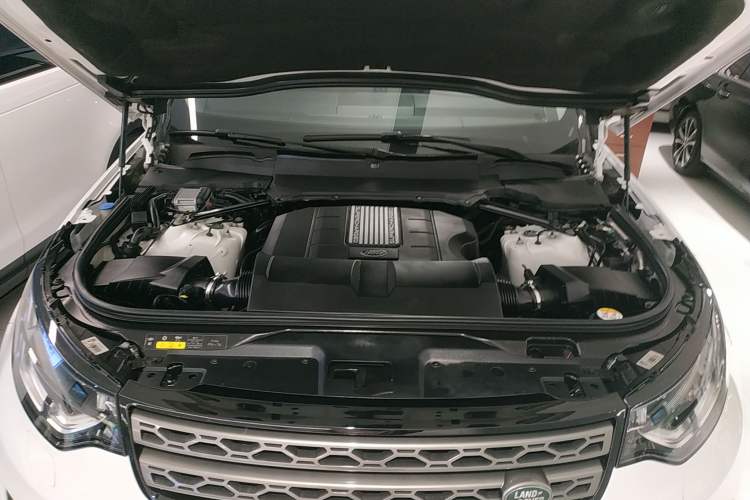 Used Land Rover Discovery 2019 3.0 SC V6 SE Engine Bay