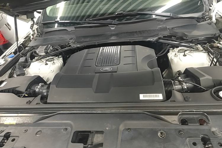 Used Land Rover Discovery 2019 3.0 SC V6 SE Engine Bay
