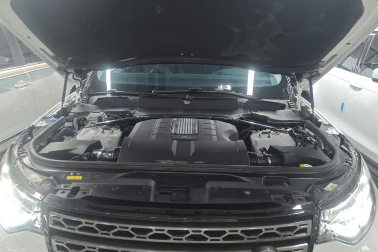 Used Land Rover Discovery 2019 3.0 SC V6 SE Engine Bay