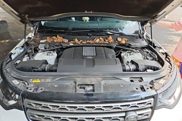 Used Land Rover Discovery 2019 3.0 SC V6 SE Engine Bay
