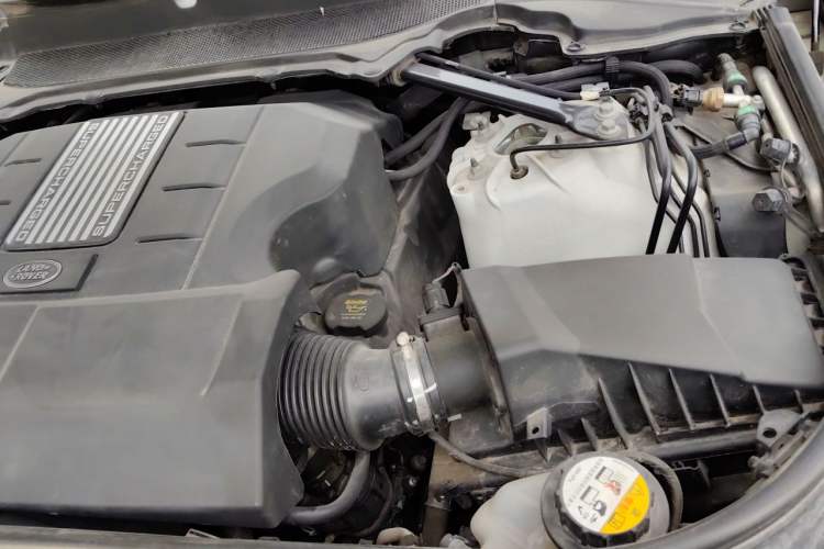 Used Land Rover Discovery 2019 3.0 SC V6 SE Engine Bay Left