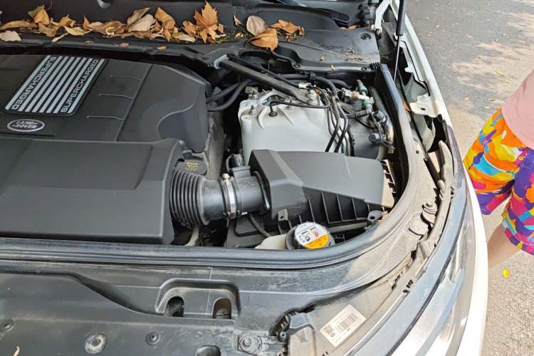 Used Land Rover Discovery 2019 3.0 SC V6 SE Engine Bay Left